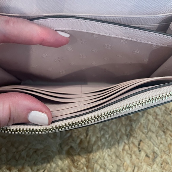 TORY BURCH *USED ONCE* Emerson Chain wallet crossbody in pink & gold hardware - Picture 5 of 12